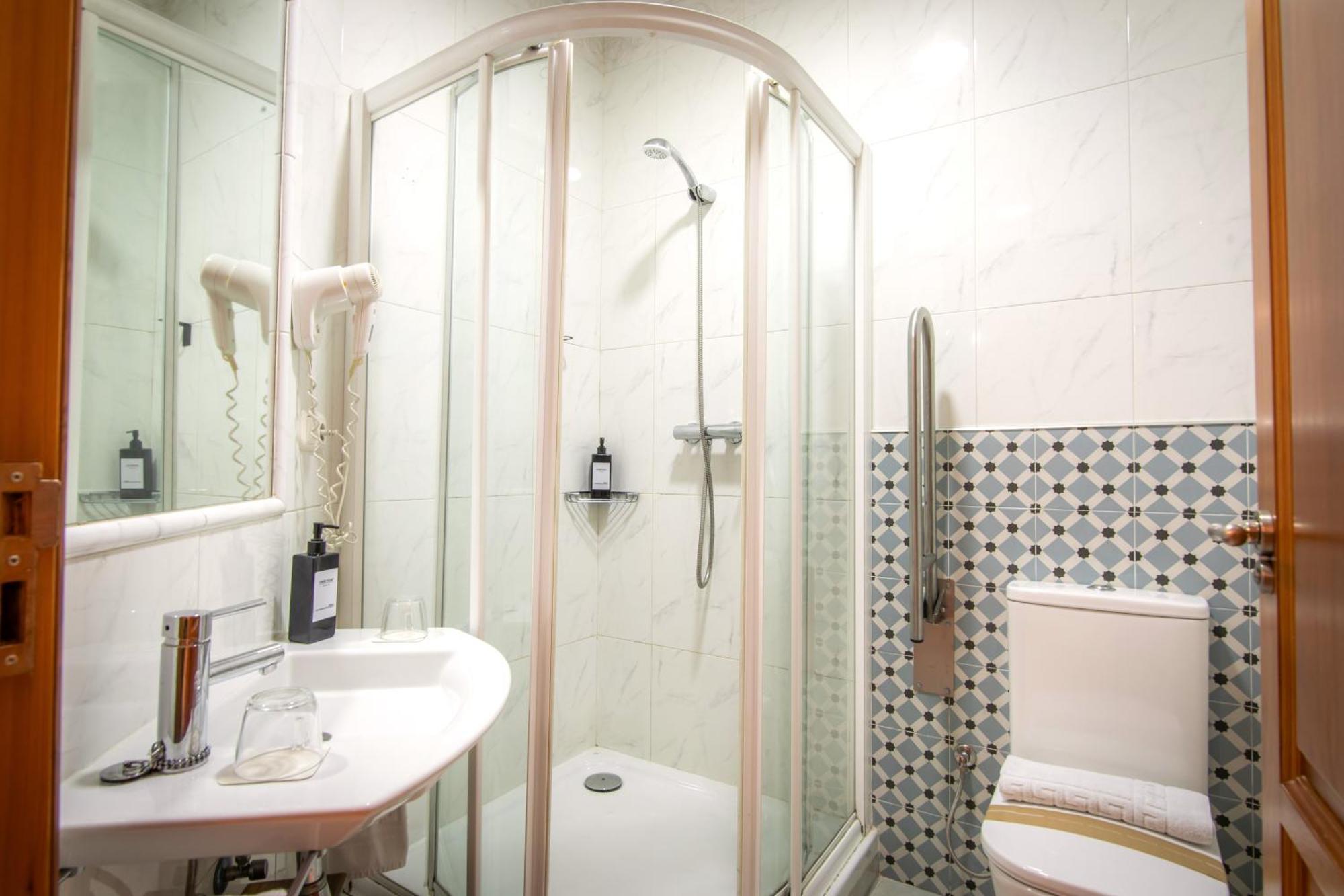 Apartamentos Turísticos San Pedro Granada Bagian luar foto